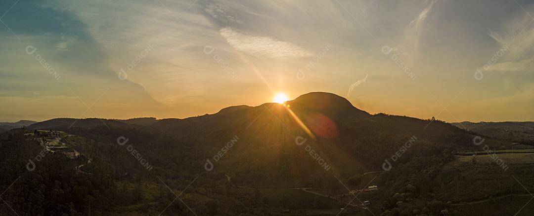 Por do sol entre as montanhas