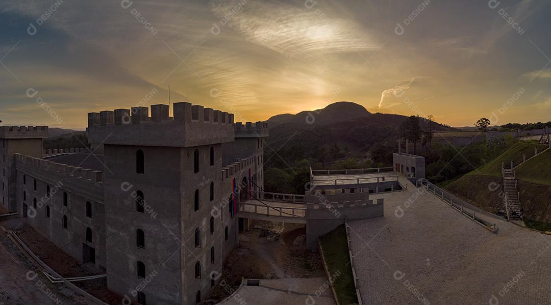 Imagem panoramica de um castelo