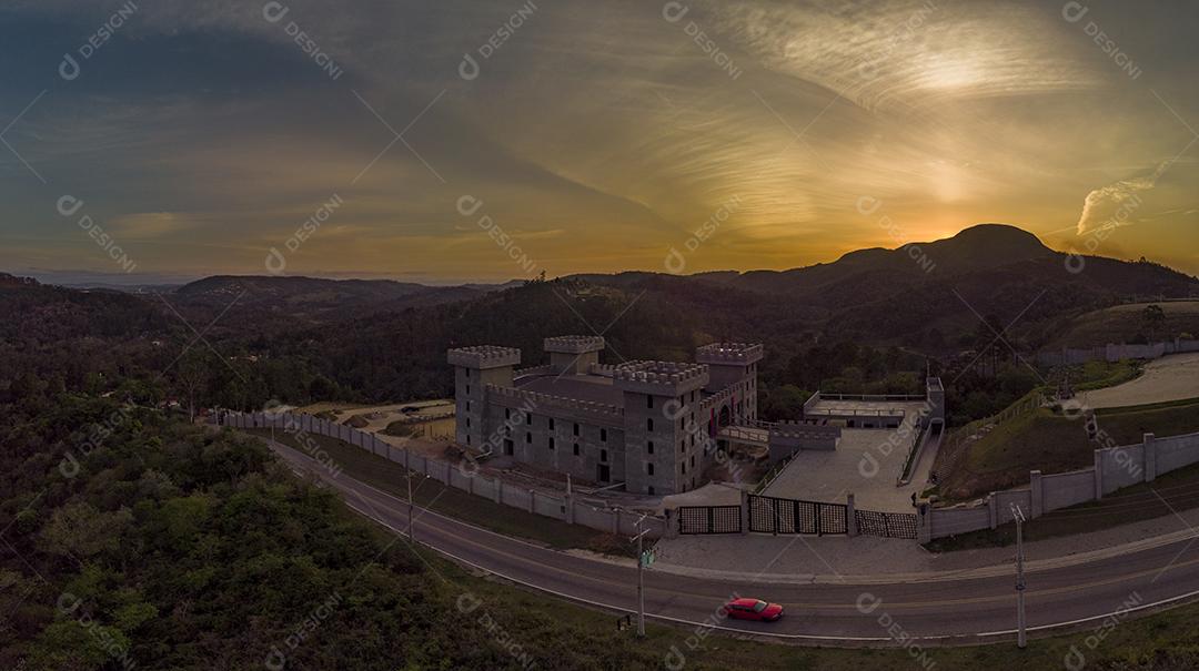 Imagem panoramica de um castelo