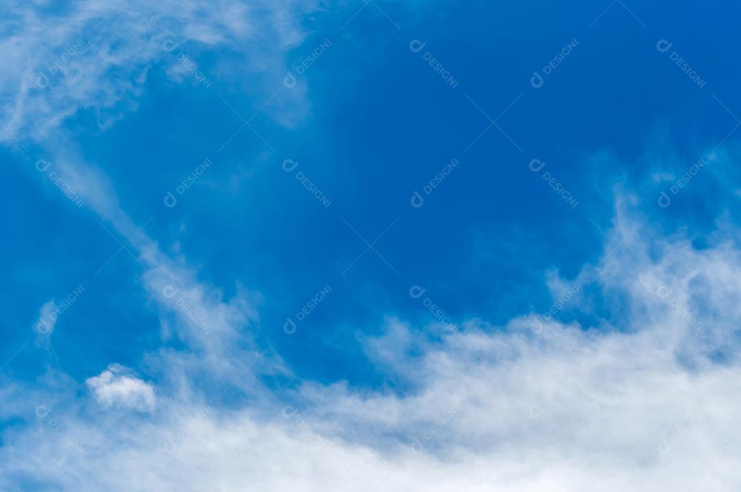 Plano de fundo texturizado de lindo céu azul com algumas nuvens