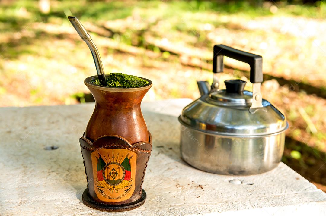 Chá de erva-mate tradicional sul-americano (chimarrão no Brasil)