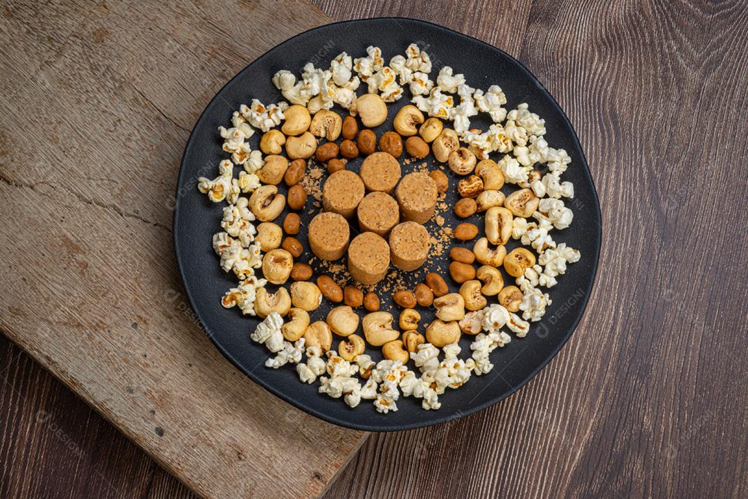 Festa junina: Doce de amendoim, pipoca, amendoim e paçoca no rústico