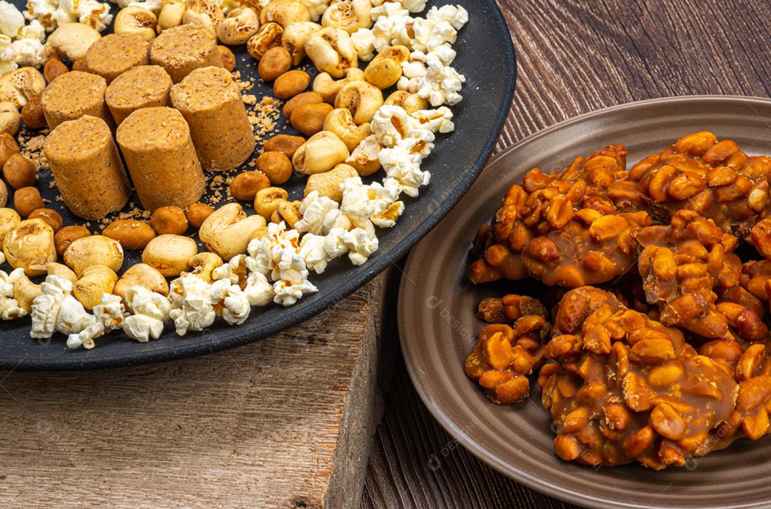 Festa junina: Doce de amendoim, pipoca, amendoim e paçoca no rústico