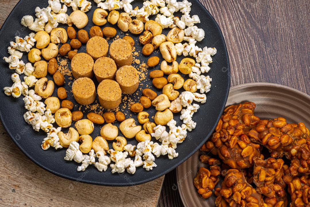 Festa junina: Doce de amendoim, pipoca, amendoim e paçoca no rústico