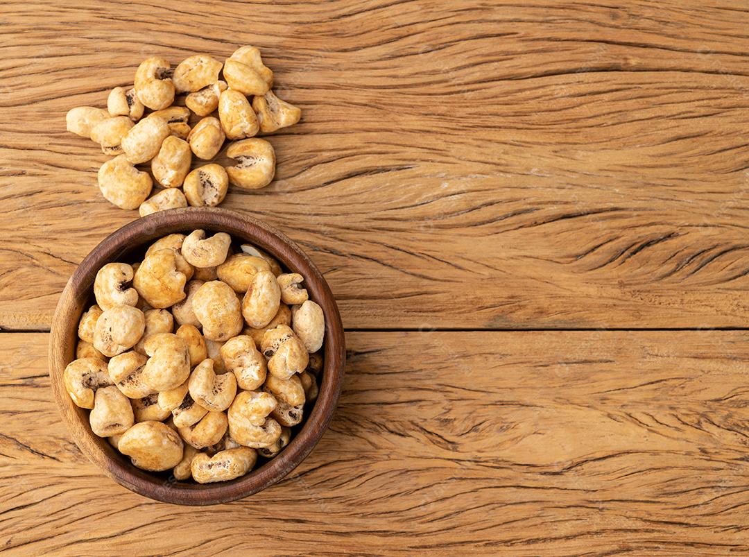 Pipoca milho doce em uma tigela sobre mesa de madeira