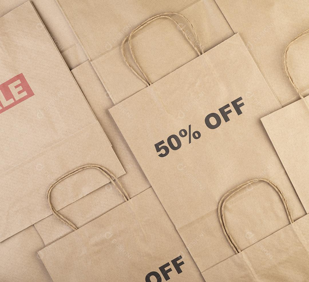 Sacos de compras de papel pardo com desconto e texto de venda