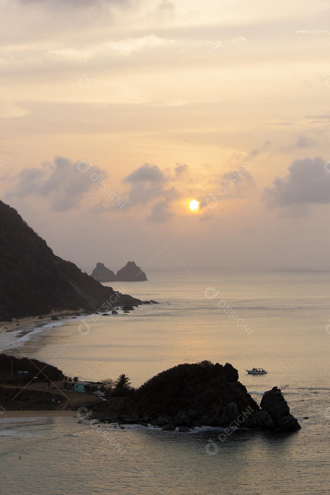 Pôr do sol nas ilhas com varias montanhas e arreia