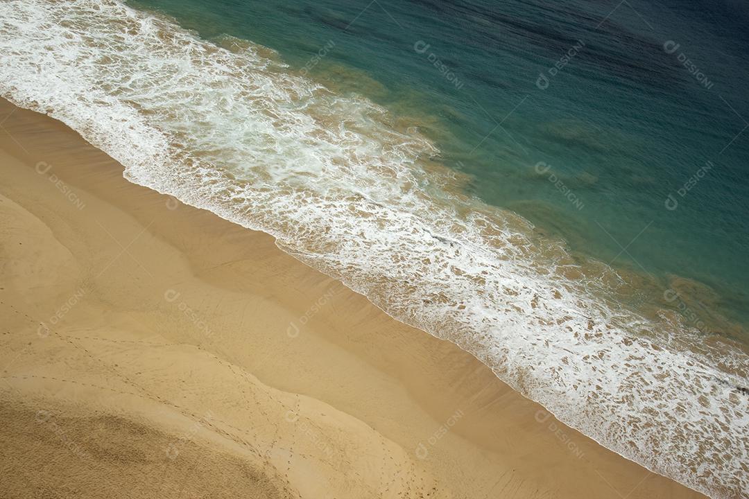 Praia do Sancho nas ilhas com arreia no Brasil