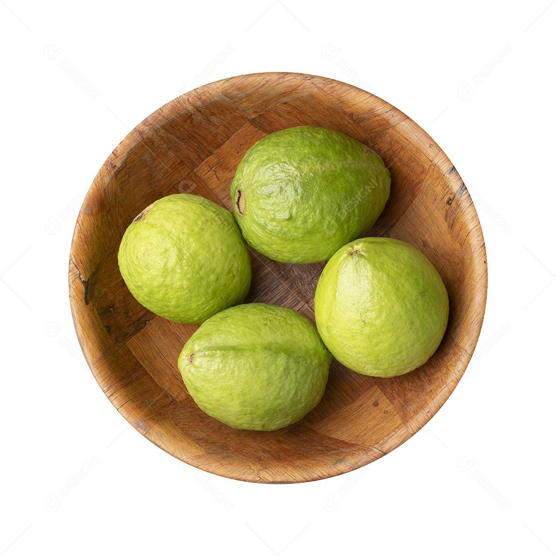 Goiabas verdes em uma tigela sobre fundo branco