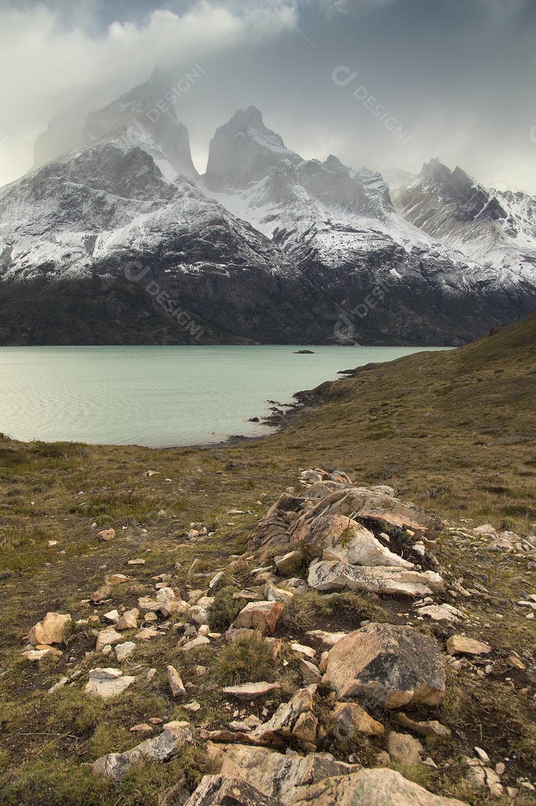 Vista do Lago ao lado de montanhas cobertas por gelo
