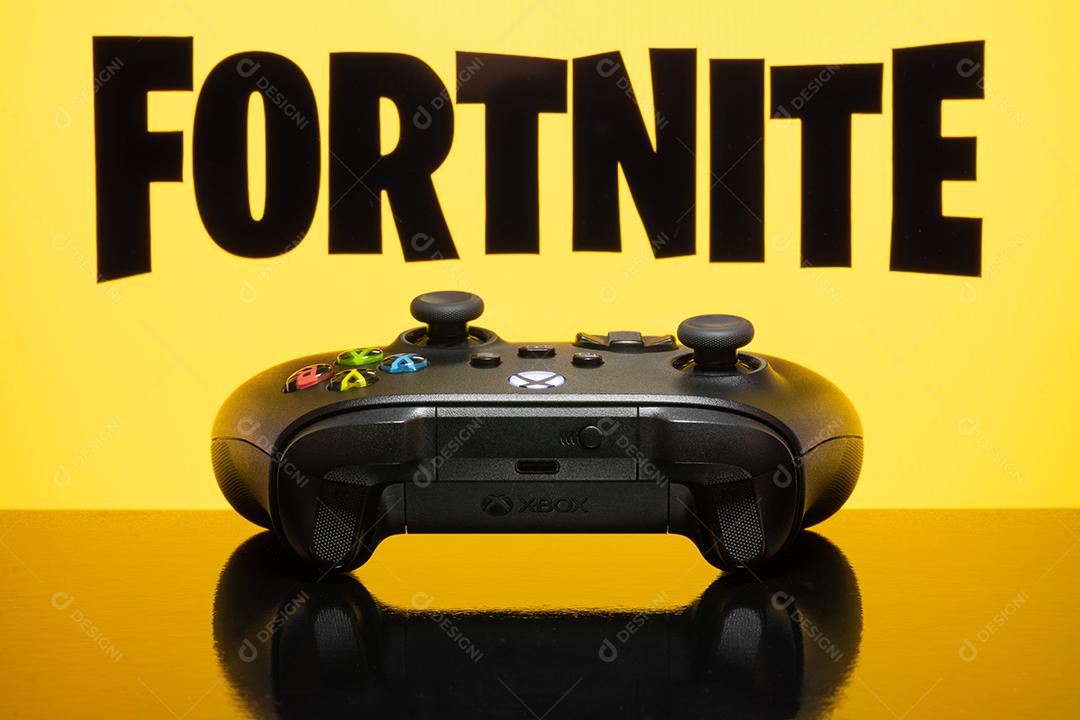 Controlador Xbox Series com logotipo Fortnite na tela da TV, 9 de junho de 2022, São Paulo, Brasil.