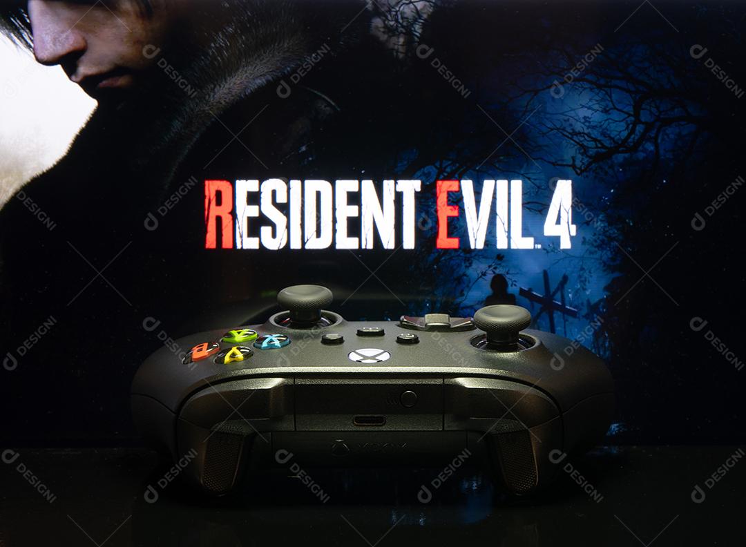 Controlador Xbox Series com o logotipo de Resident Evil 4 da tela da TV, 9 de junho de 2022, São Paulo, Brasil.