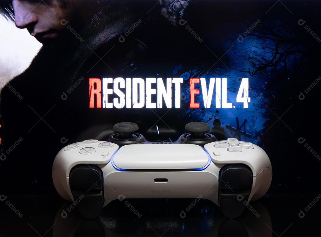 Controlador Xbox Series com o logotipo de Resident Evil 4 no foco seletivo da tela da TV, 9 de junho de 2022, São Paulo, Brasil.