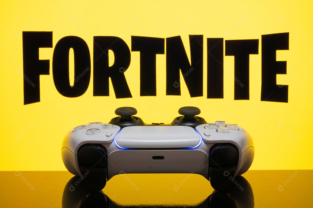 Controlador Xbox Series com logotipo Fortnite na tela da TV, 9 de junho de 2022, São Paulo, Brasil.