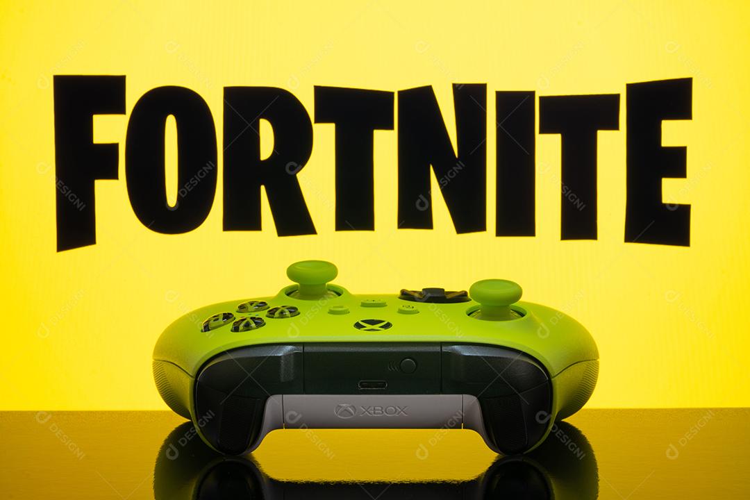 Controlador Xbox Series com logotipo Fortnite na tela da TV, 9 de junho de 2022, São Paulo, Brasil.