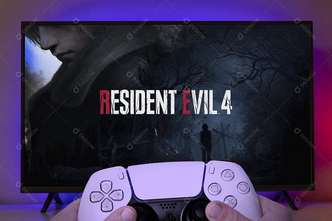 Homem segurando o controle do Xbox Series com o logotipo de Resident Evil 4 na tela da TV, 9 de junho de 2022, São Paulo, Brasil.