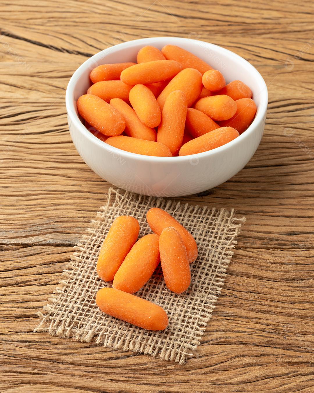 Cenouras em uma tigela sobre a mesa de madeira