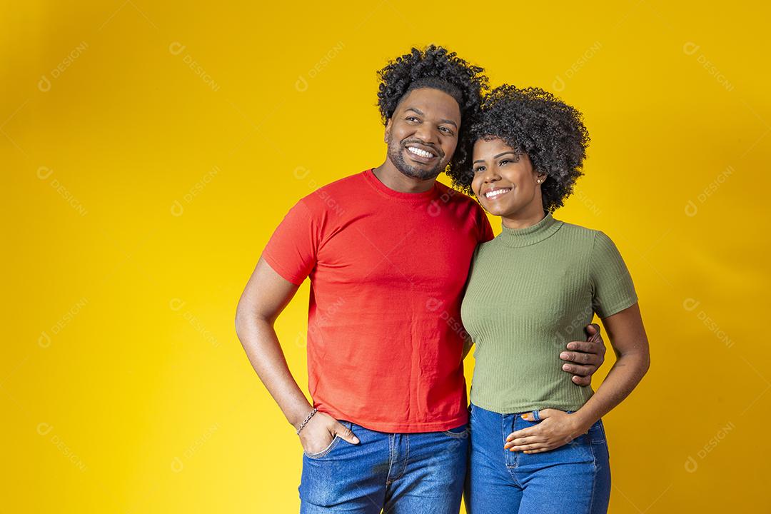 Homem e mulher negros casal em fundo amarelo