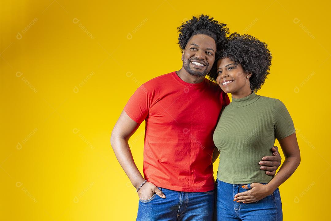 Casal de pele negra sorrindo olhando para a câmera com espaço livre f