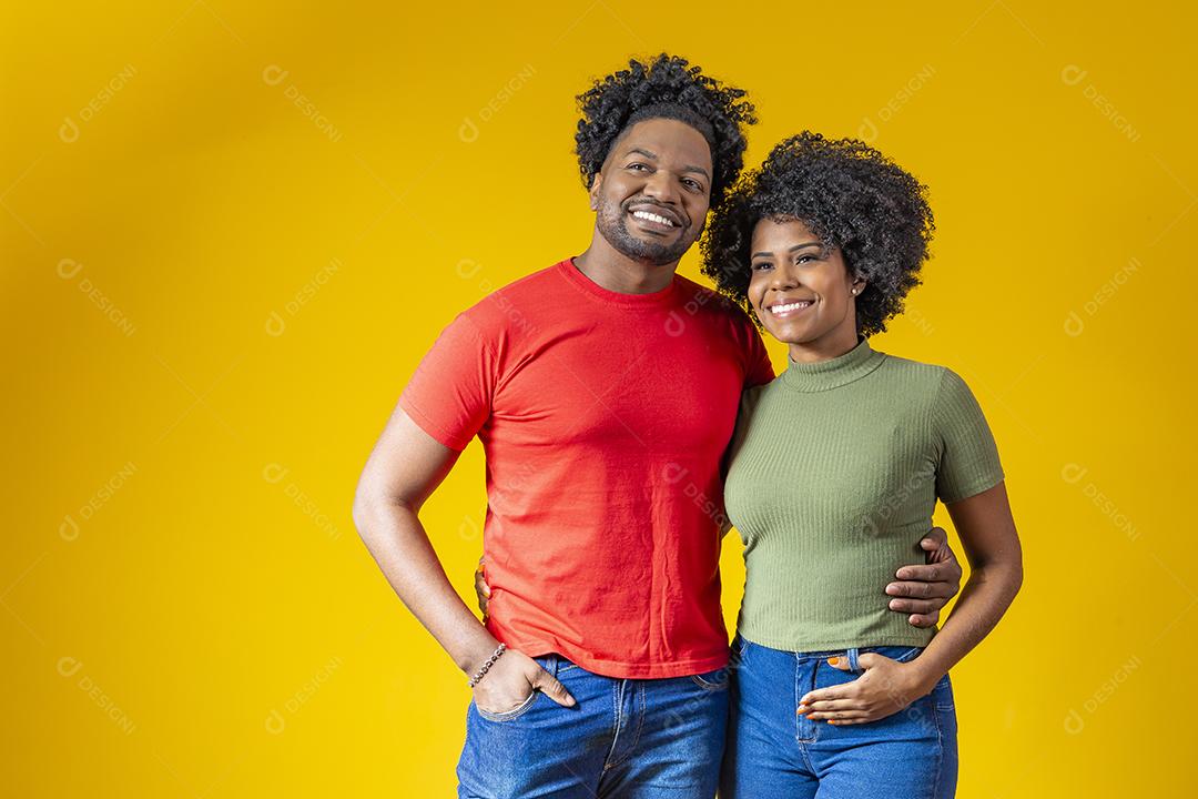 Homem e mulher negros casal em fundo amarelo