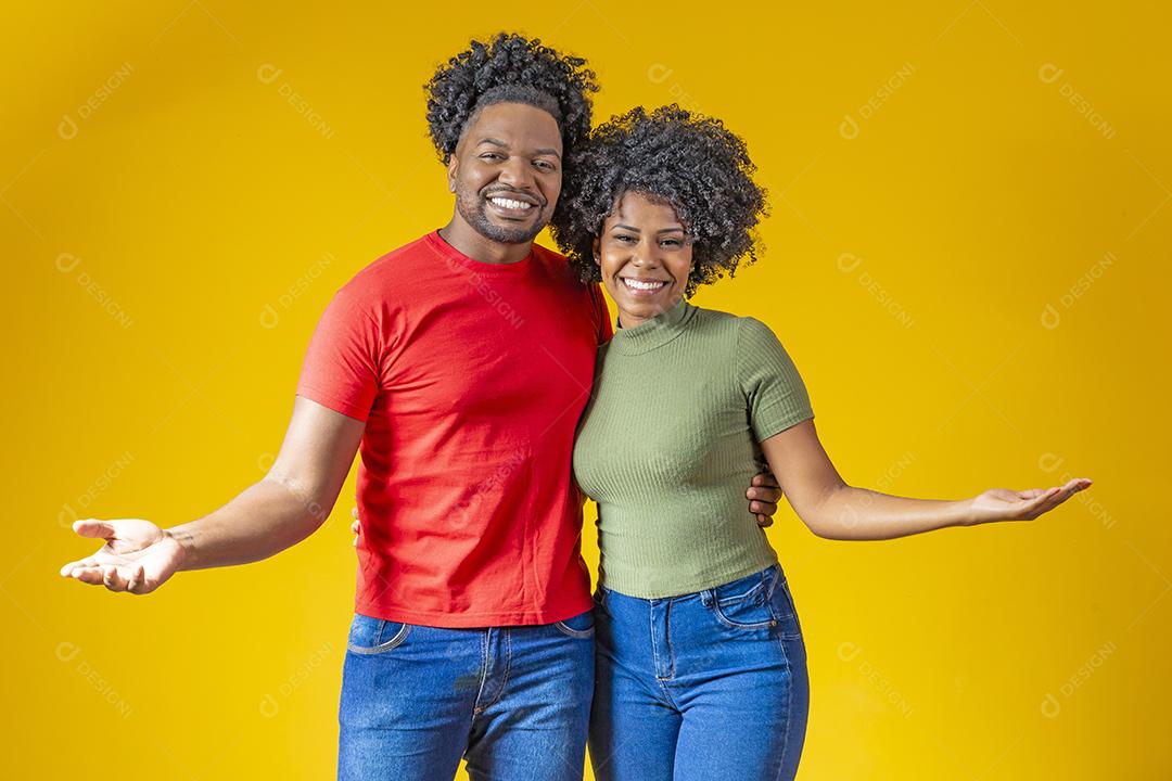 Homem e mulher negros casal em fundo amarelo