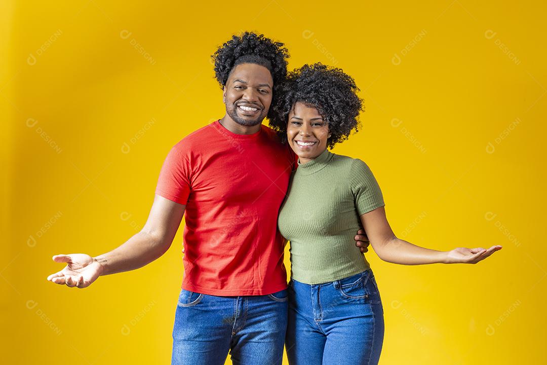 Homem e mulher negros casal em fundo amarelo