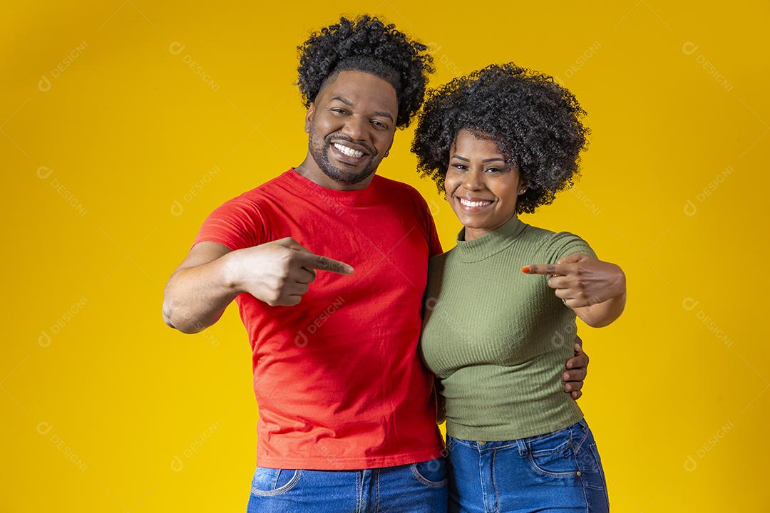 Homem e mulher negros casal em fundo amarelo