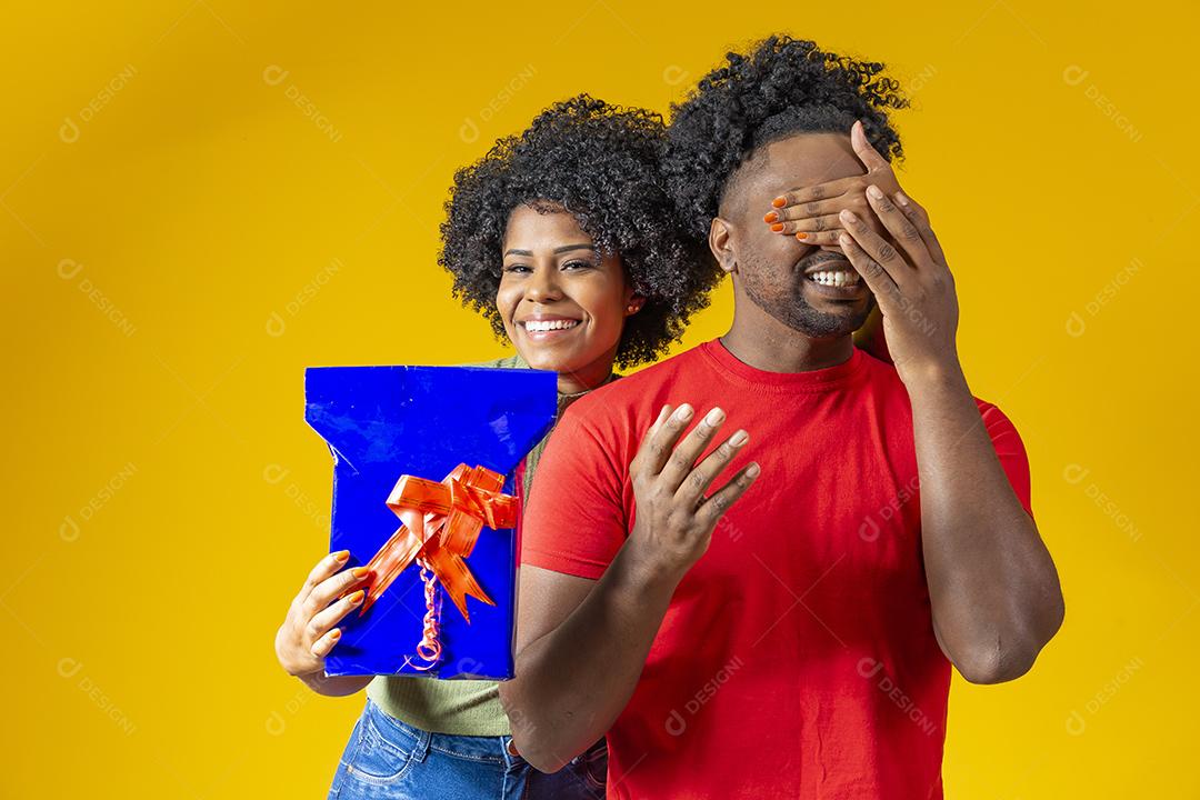 Linda Mulher sorridente fazendo surpresa para seu Namorado