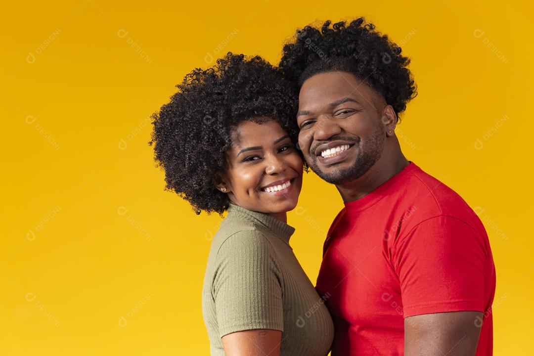 casal afro cara a cara sorrindo olhando para a câmera