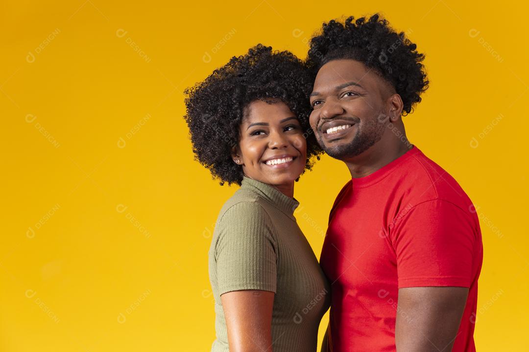 casal afro cara a cara sorrindo olhando para a câmera