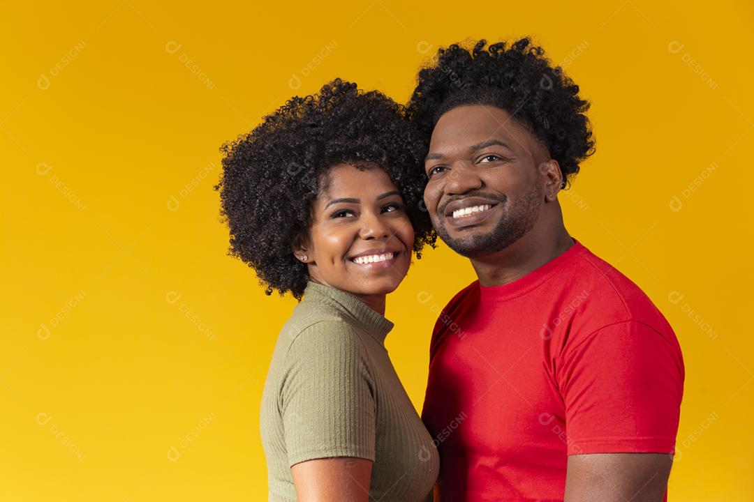 casal afro cara a cara sorrindo olhando para a câmera
