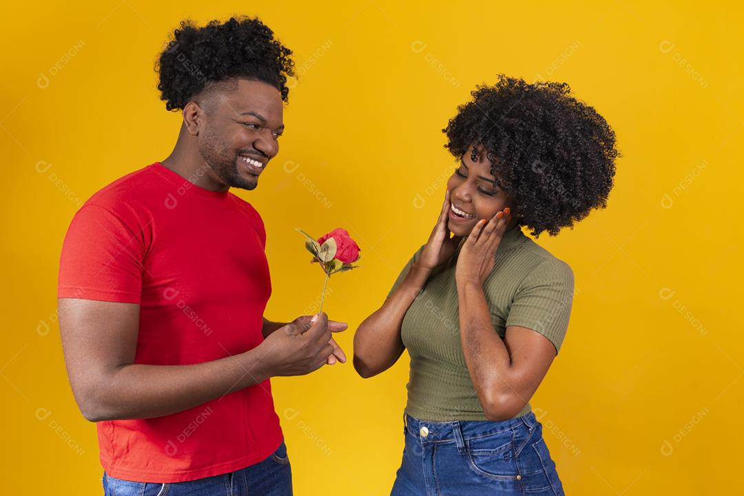 namorado negro dá um buquê de rosas para sua namorada
