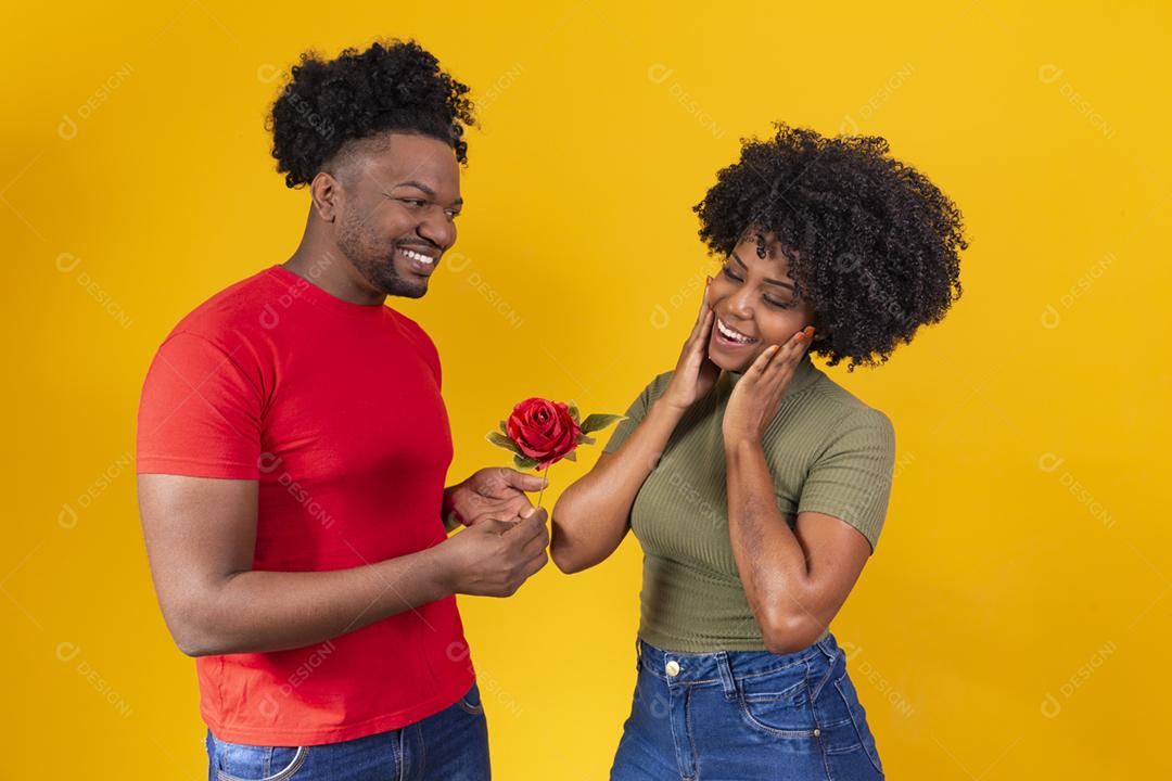 namorado negro dá um buquê de rosas para sua namorada