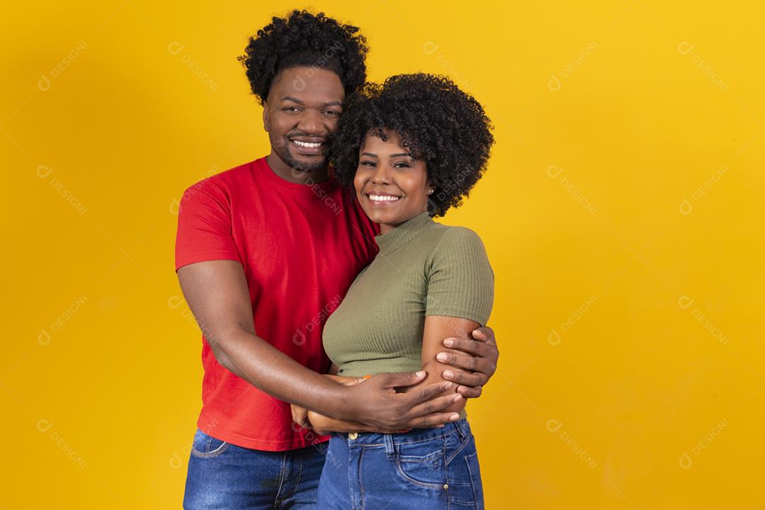 Dia dos Namorados. Casal de namorados afro em fundo amarelo
