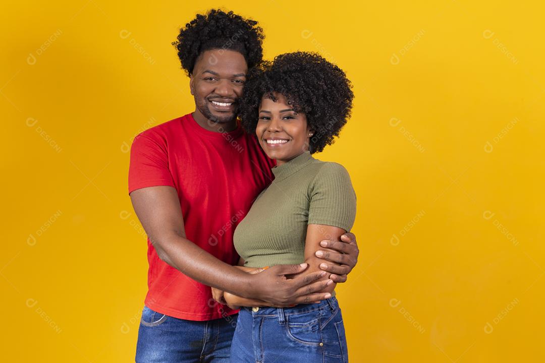 Dia dos Namorados. Casal de namorados afro em fundo amarelo