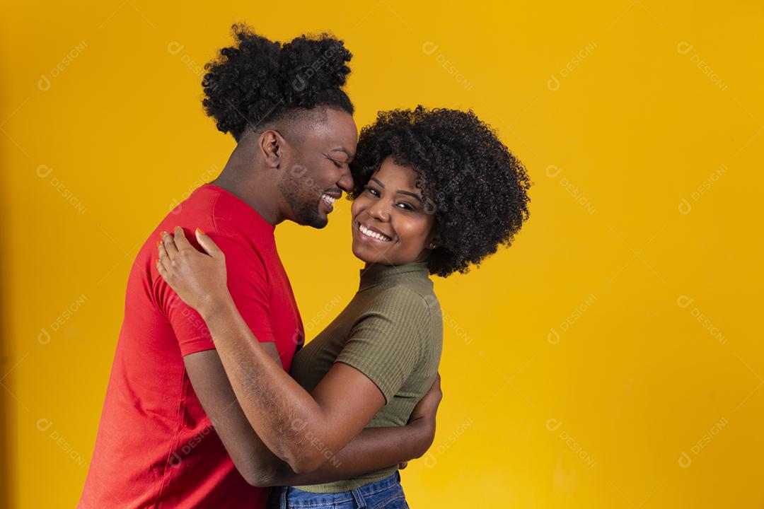 Dia dos Namorados. Casal de namorados afro em fundo amarelo