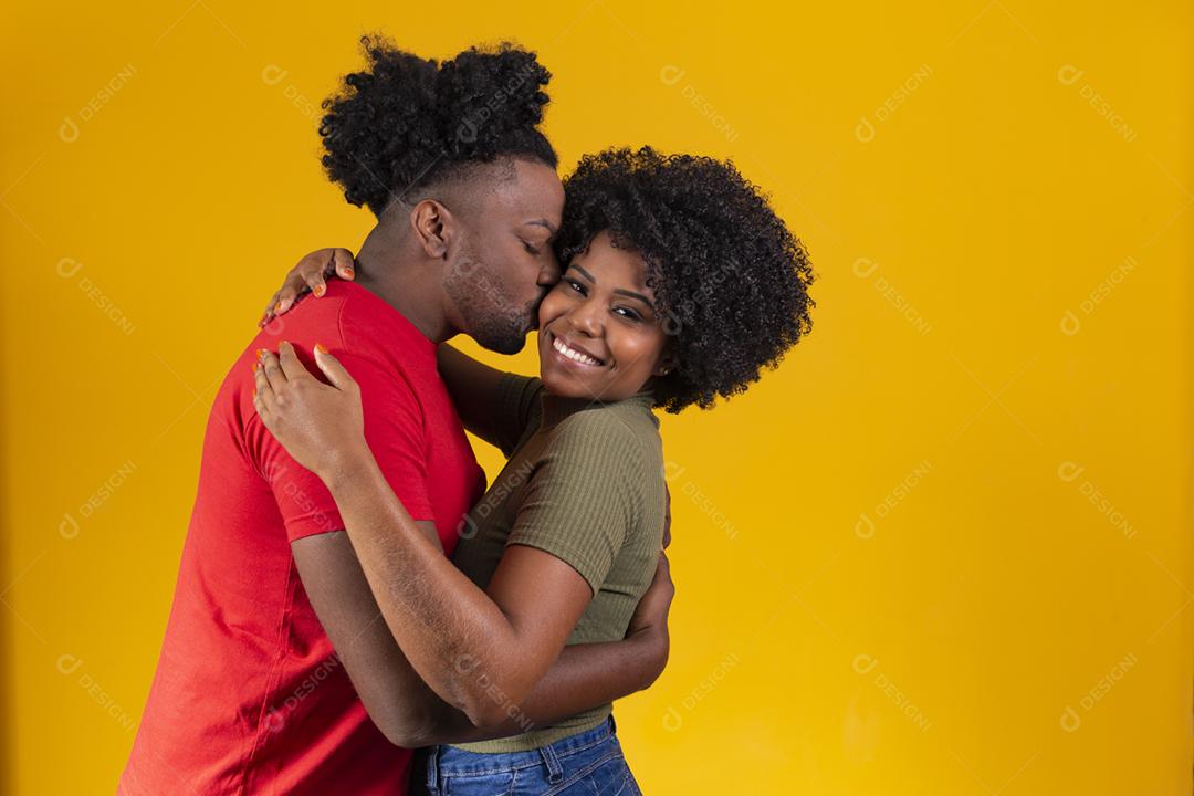 Dia dos Namorados. Casal de namorados afro em fundo amarelo