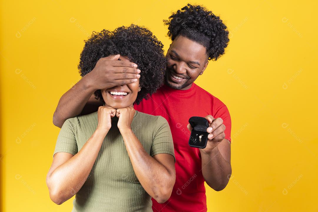 Retrato de um jovem namorado segurando uma pequena caixa com joias isola
