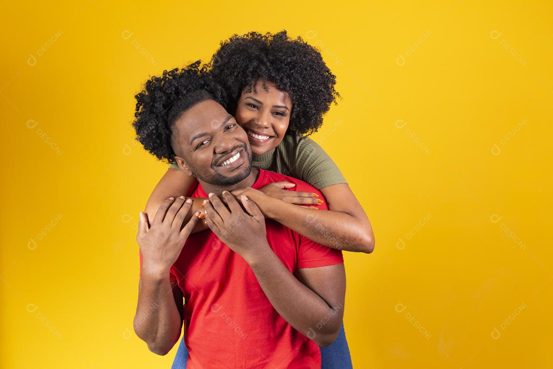 Casal negro com o polegar para baixo fazendo sinal negativo