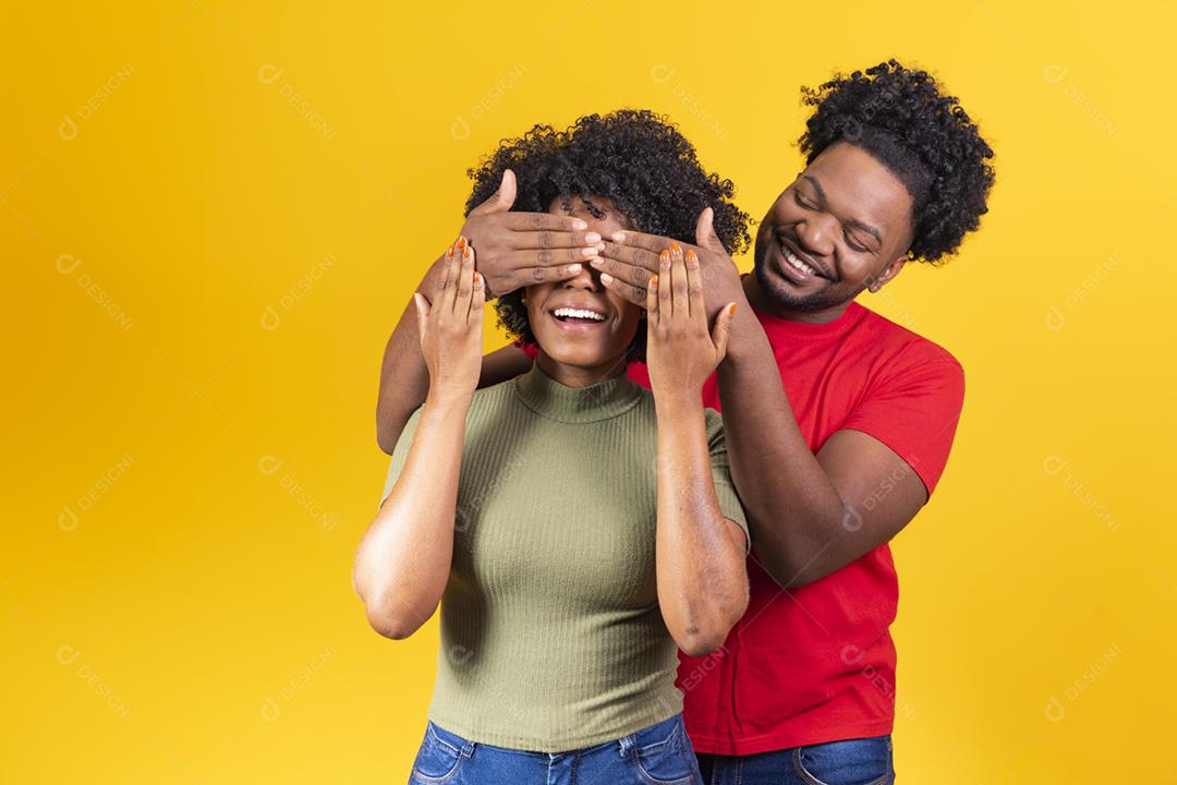 Homem cobrindo os olhos da namorada.