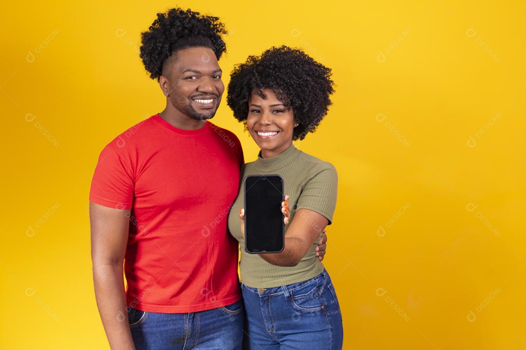 Casal afro apaixonado segurando um smartphone
