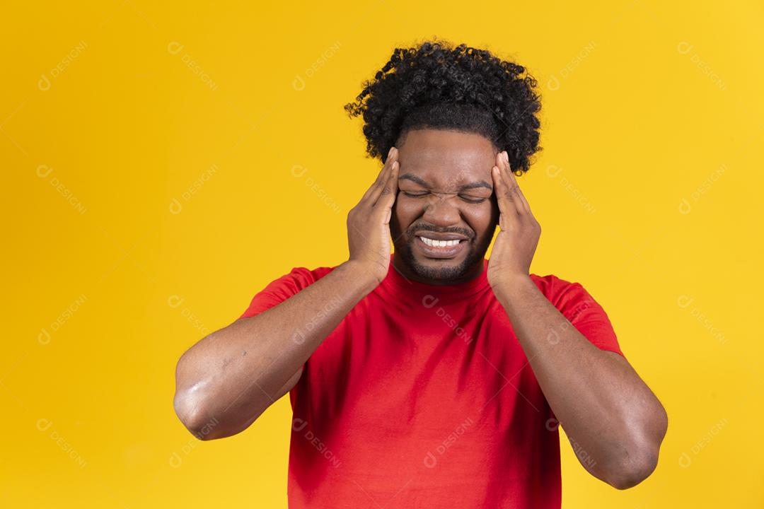 Retrato de vista frontal de um homem com pele negra reclamando de dor