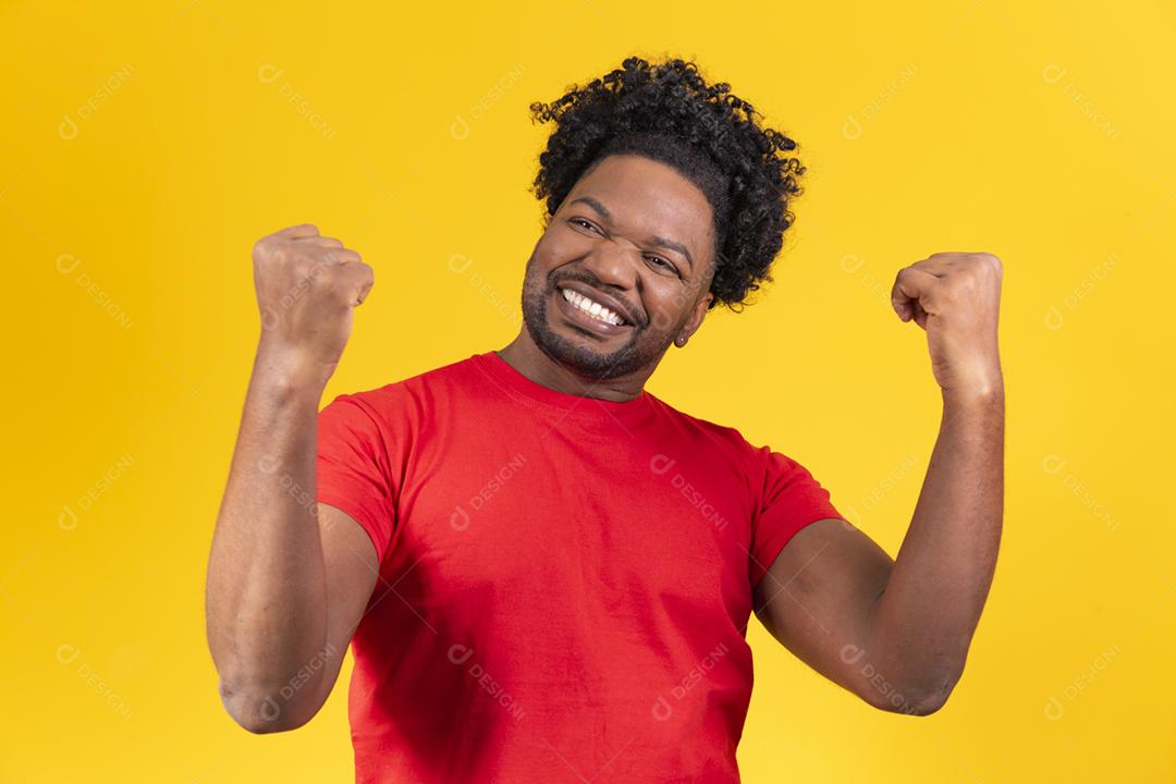 homem afro-americano sorrindo e comemorando