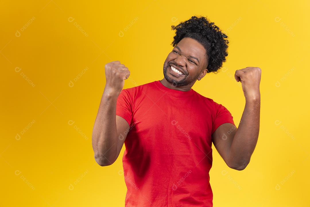 homem afro-americano sorrindo e comemorando