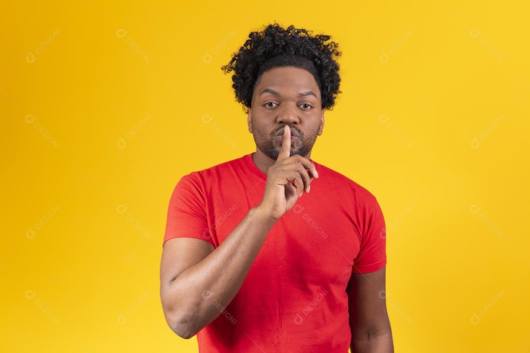 Homem afro com cabelo afro vestindo roupas casuais pedindo para ficar quieto