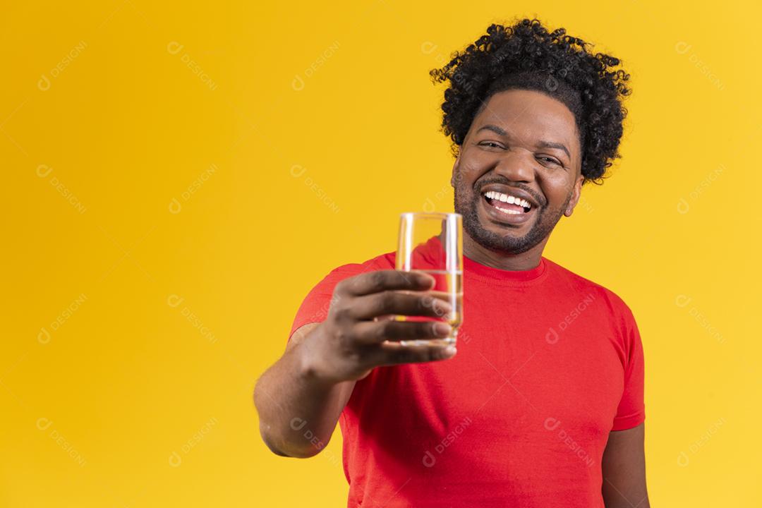 homem afro bebendo um copo de água