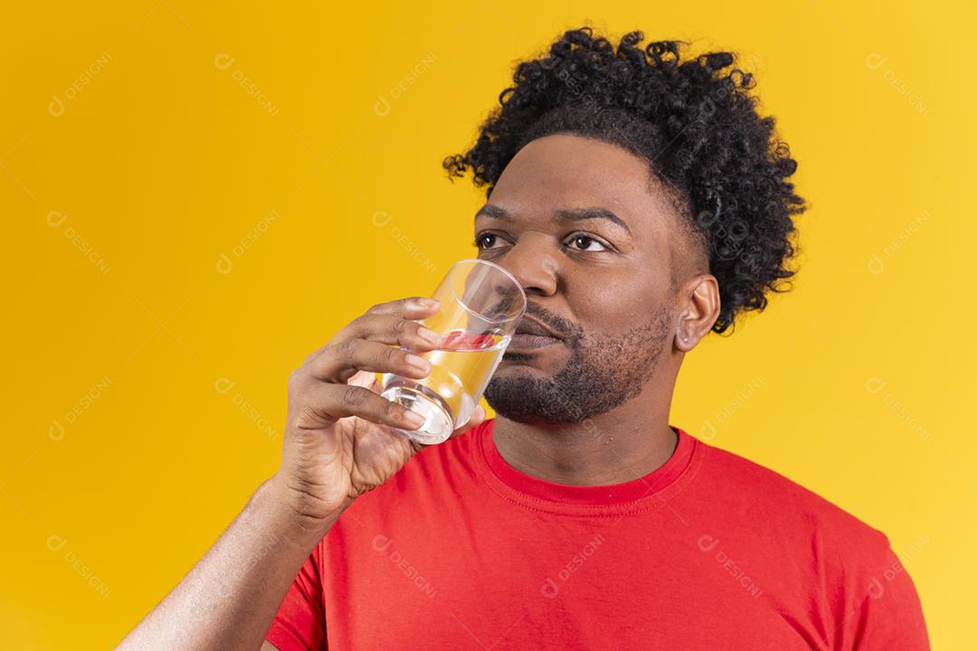 homem afro bebendo um copo de água