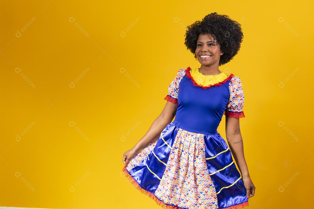 Mulher brasileira vestindo roupas típicas para a Festa Junina