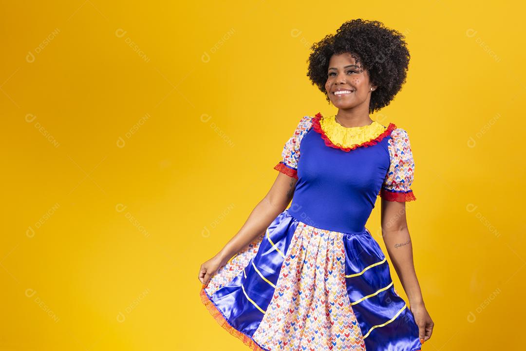 Linda mulher vestida com roupas típicas para uma Festa Junina.