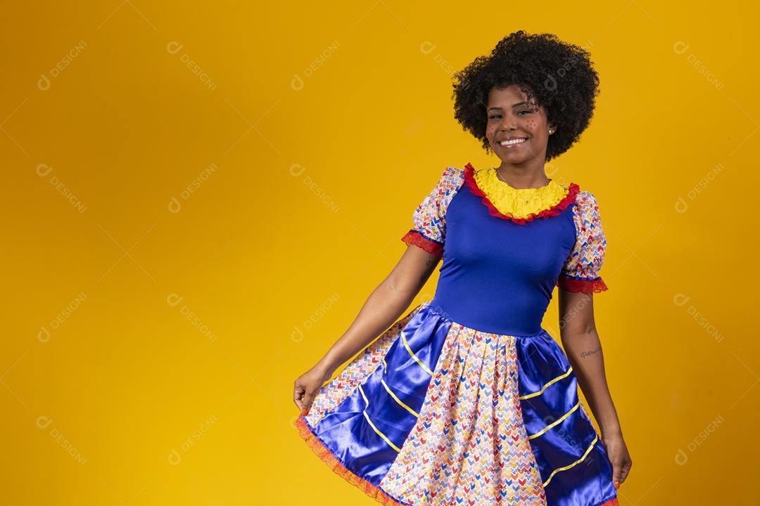 Linda mulher vestida com roupas típicas para uma Festa Junina.